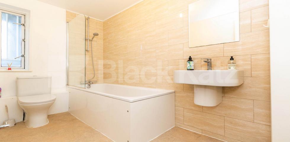 			GARDEN FLAT!, 1 Bedroom, 1 bath, 1 reception Flat			 Barker Drive, Camden